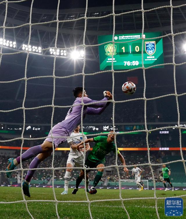 国安队球员在比赛中表现出色，获得关键胜利