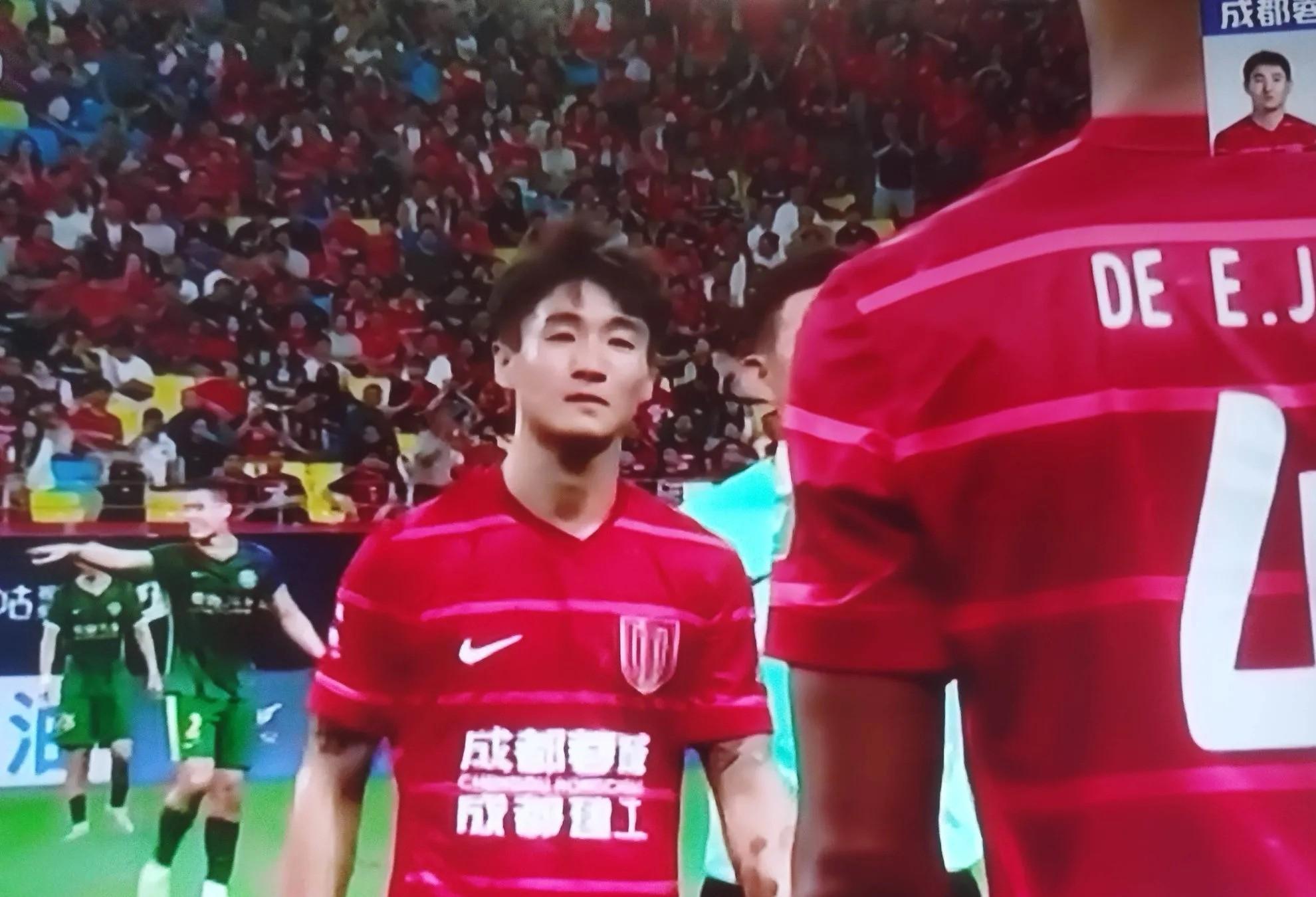 比赛中的破门一役成为全场焦点，球员成为英雄的简单介绍