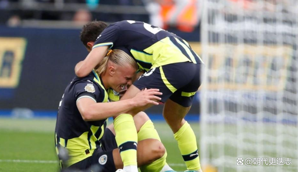 名宿带头攻破对方球门，带领球队胜出